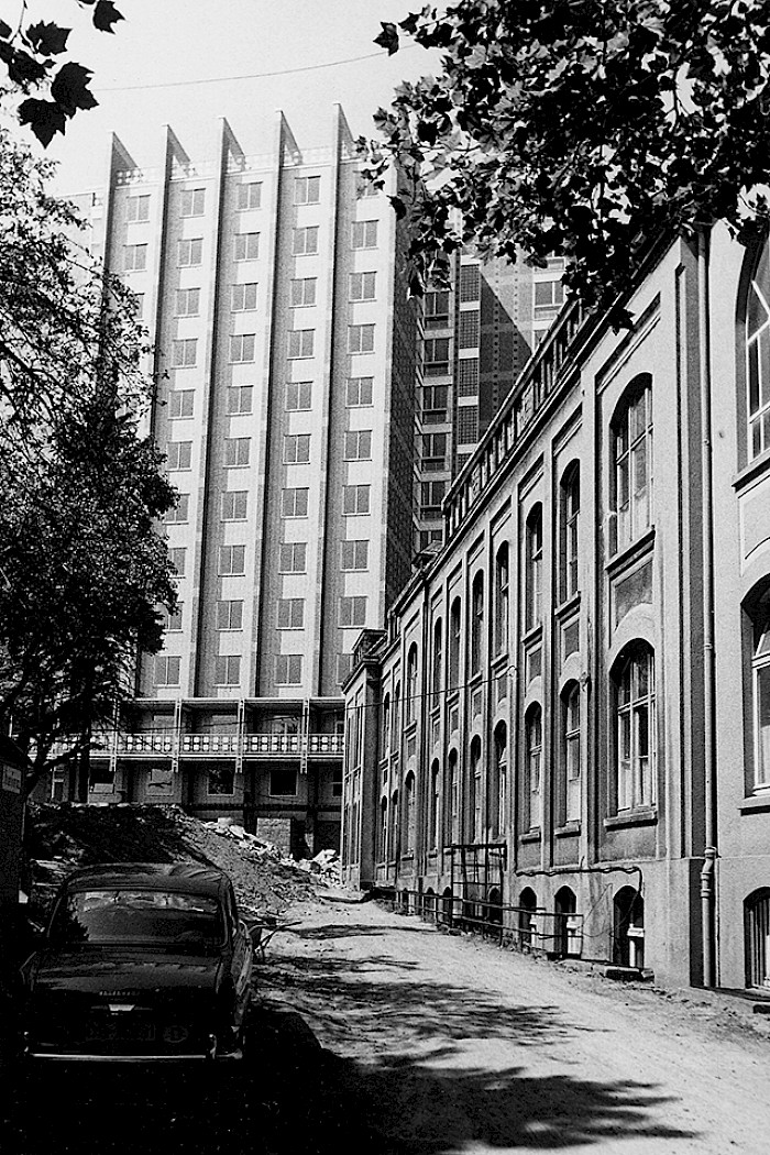 Old hospital in front of new bed house 1967, Photo: Architekten BDA RDS PARTNER